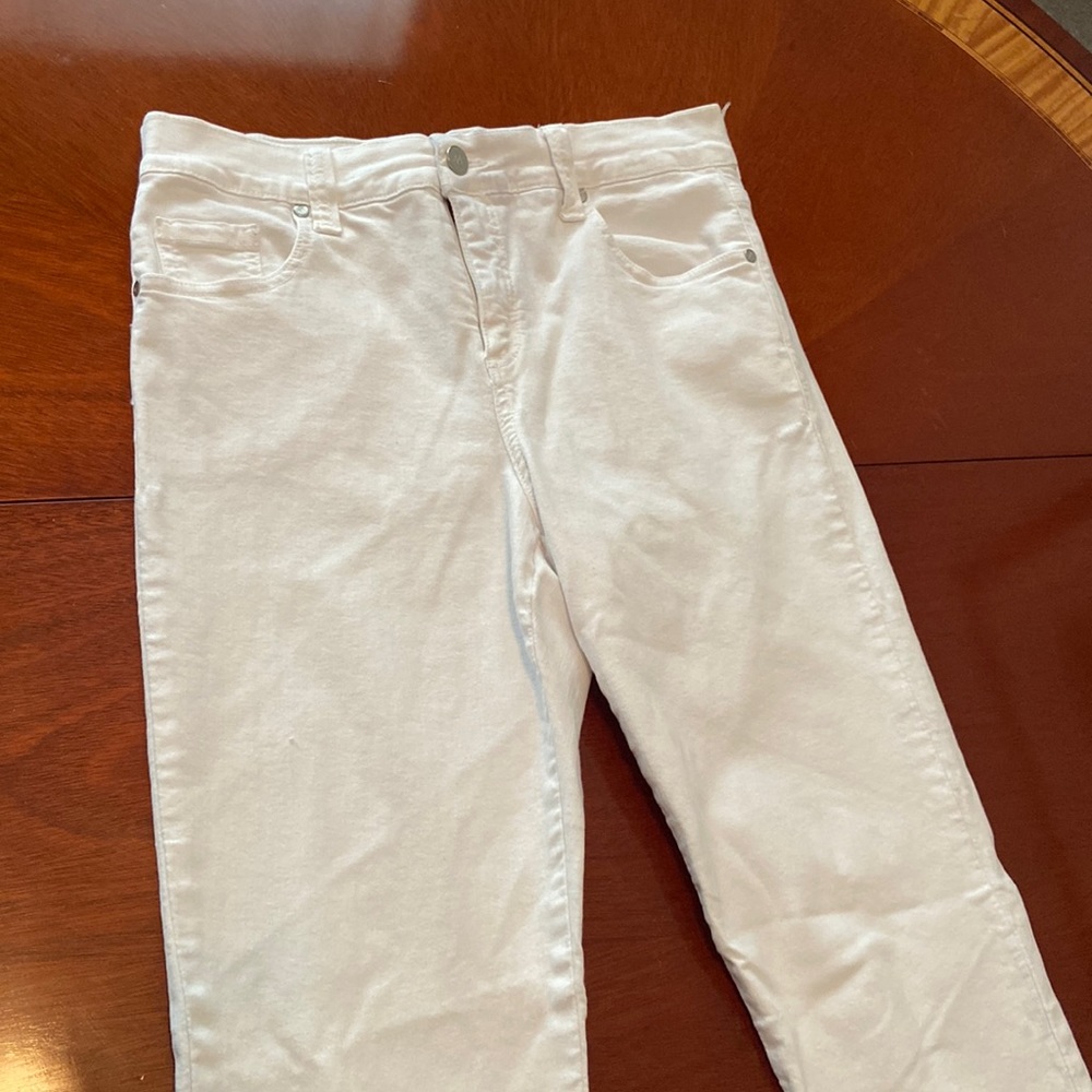 Karen Kane white jeans with trendy stepped cut hem; excellent used condition